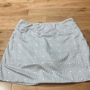 Women's Geometric Print Skort in White & Gray